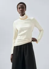 Falda larga evasé de tiro medio, color negro, confeccionada en mezcla de algodón y poliamida, con cintura elástica y bolsillos laterales.