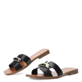 Sandalias tipo slide de cuero color beige, con tiras anchas y detalle metálico dorado en el empeine. Presentan una base plana con punta cuadrada.