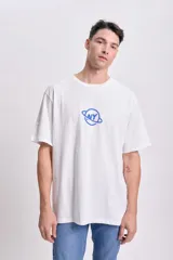 Remera blanca de corte oversize con estampado de un planeta con las letras 'NY' en color azul.