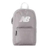 Mochila gris de poliéster con logo de New Balance estampado en blanco. Tiene un compartimento principal sin forro, un bolsillo frontal con cremallera y asa de mano blanca.