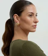 Kit de tres pares de caravanas de metal con baño dorado, que incluye un modelo redondo texturizado, un par en formato de gota lisa y un par con diseño de corazón texturizado.