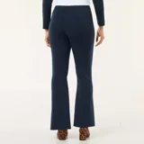 Pantalón de vestir de corte recto y tiro medio, confeccionado en tejido de punto color azul marino. Presenta una costura vertical central en el frente de cada pierna y un diseño de calce fluido.