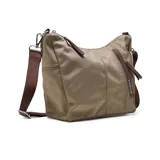 Bandolera de tela color borgoña con correa marrón regulable. Tiene un bolsillo externo con cierre y un aplique de cuero con el logo de la marca.