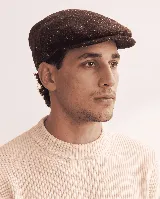 Boina con visera confeccionada en lana fina uruguaya 100% natural sin teñir, de diseño clásico.