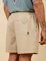 Short de algodón color negro con cintura elástica y cordón de ajuste. Presenta bolsillos laterales y un pequeño parche con logo en la parte inferior.
