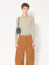 Remera de punto manga larga con escote redondo y espalda abierta. Confeccionada en una mezcla de modal y poliéster de textura suave.