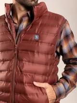 Chaleco negro acolchado con cierre frontal y bolsillos laterales con cierre.