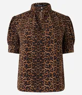 Blusa de crepé con estampado de leopardo, cuello alto abotonado y mangas cortas abullonadas.