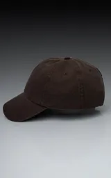 Gorra de béisbol color marrón oscuro (chocolate), de estilo clásico con visera curva y seis paneles.