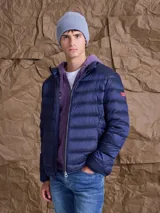 Campera puffer de plumas en color azul marino, con cierre frontal, cuello alto y diseño acolchado horizontal.