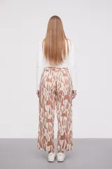 Pantalón de algodón de tiro medio, corte recto y largo, con estampado paisley en tonos verde militar y beige/blanco.