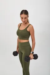 Top deportivo verde oliva con espalda cuadrada y corte ancho debajo del busto.