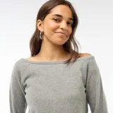 Camiseta de punto de manga larga en color gris, con escote tipo Bardot que deja los hombros al descubierto y corte recto.