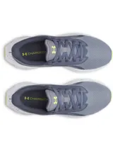 Championes de running Under Armour Ascend color gris, con parte superior de malla transpirable, entresuela Charged+ Cushioning blanca con detalles salpicados, suela de goma con detalles en verde lima y el logo de la marca en el talón.