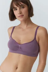 Soutien tipo bralette de microfibra sin costuras, con diseño de doble bretel regulable y detalle fruncido en el centro del escote. Cuenta con cierre de broche doble en la espalda con tres niveles de ajuste.