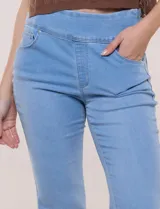Jegging bootcut de tiro alto confeccionado en denim azul, con cintura ancha elastizada estilo pull-on, bragueta simulada, bolsillos delanteros curvos y corte semi acampanado en las piernas.
