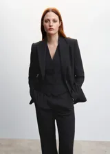 Pantalon de vestir tipo wideleg, de corte recto y tejido fluido. Cuenta con forro interior, elástico en la parte posterior de la cintura, dos bolsillos laterales y cierre oculto de botón, gancho y cremallera.