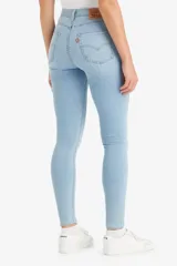 Pantalón de jeans celeste claro, tiro alto, corte skinny y largo al tobillo.