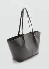 Bolso tipo shopper efecto piel de color marrón oscuro, con dos asas de hombro, detalles metálicos, cierre de botón magnético y forro interior.