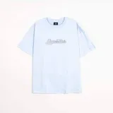 Remera de manga corta, corte oversize, color celeste claro, con la palabra "Superstar" bordada en el pecho en tipografía cursiva con contorno negro.