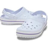 Zuecos Crocs modelo Crocband™ en color lila claro con plataforma blanca y una línea decorativa morada. Presentan el diseño clásico con orificios de ventilación y tira trasera ajustable.