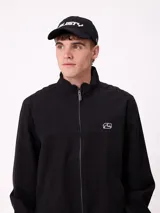 Gorro con visera marca Rusty, color negro, con logo bordado en la parte frontal y lateral.