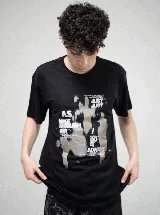 Remera negra de corte oversize con cuello redondo y estampado frontal gráfico con efecto desgastado en tonos grisáceos.