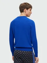 Sweater azul de algodón con cuello redondo y logo bordado en el pecho.