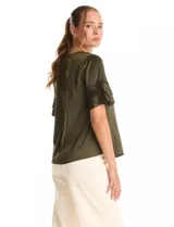 Blusa de satén color verde oliva, con cuello redondo y escote en V. Presenta mangas cortas con tres capas de volados superpuestos.