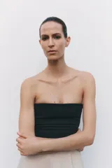 Body color blanco hueso, estilo strapless (bandeau) con escote recto y corte de bombacha cavado.