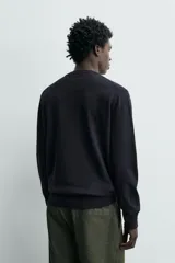 Sweater regular fit de punto con mezcla de algodón, cuello en pico y manga larga, con acabados en rib.