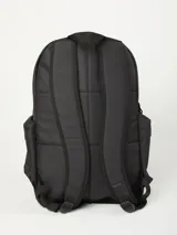 Mochila urbana Rusty color negro, con múltiples compartimentos con cierre, correas ajustables frontales y bolsillo interno para laptop.
