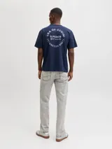 Remera azul marino de manga corta con cuello redondo y pequeño estampado en el pecho con la leyenda "Denim Attitude".