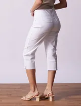 Pantalón capri blanco de algodón denim con pretina ancha elastizada, bolsillos delanteros simulados y bolsillos traseros aplicados.