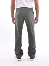 Pantalón de vestir azul oscuro, de corte recto, con bolsillos laterales y traseros. Se ajusta a la cintura con cinturón de cuero marrón.