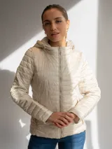 Campera acolchada color fucsia, con cierre frontal y capucha. Presenta un diseño capitoneado con costuras onduladas.