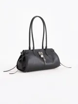 Cartera Kate de cuero vacuno diseñada para llevar al hombro, con cierre principal y bolsillo interno. Presenta aplique de candado y llavero tipo birkin en el frente, además de tiras laterales decorativas.