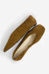 Chatas de cuero nobuck color marrón, con diseño de punta redondeada y suela plana.