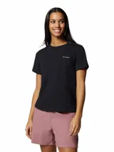 Remera de manga corta Columbia, color negro, con cuello redondo y logo de la marca estampado en el pecho. Confeccionada con tecnología Omni-Wick que absorbe la humedad y Omni-Shade UPF 50 para protección solar.