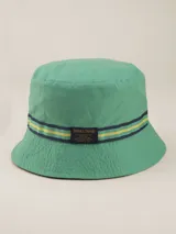Gorro tipo bucket verde con cinta decorativa azul y amarilla.