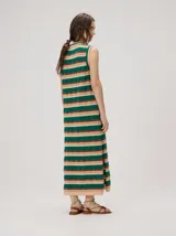 Vestido midi sin mangas de corte holgado, con diseño de rayas horizontales en tonos verde azulado, marrón y rosado. Presenta cuello redondo y aberturas laterales en el dobladillo.