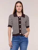 Cardigan de punto con patrón geométrico en color marrón y blanco, con cuello camisero, manga corta y cierre frontal de botones.