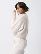 Sweater de tejido de punto con mezcla de alpaca, de corte cropped y calce relajado. Presenta escote redondo, mangas largas y terminaciones acanaladas en puños y cintura.