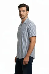 Camisa de manga corta con estampado de rayas verticales en tonos azul y blanco, cuello camisero abierto y un bolsillo aplicado en el pecho.