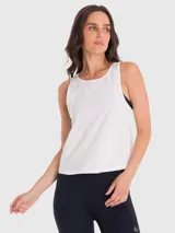 Musculosa de training color blanco, con diseño sin mangas, cuello redondo y panel de malla en la espalda para mayor ventilación.