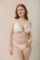 Vedetina de algodón color beige melange, con doble tejido y bordes sin costuras visibles.