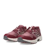 Championes de trail running New Balance modelo T410, color bordó con detalles en blanco y gris. Presentan una construcción en malla técnica con refuerzos sintéticos, entresuela con efecto salpicado y suela diseñada para ofrecer tracción en terrenos irregulares.