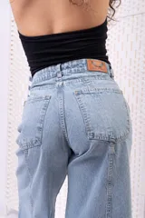 Jeans wide leg de tiro alto y lavado claro, con costuras frontales decorativas y bolsillos traseros.