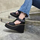 Sandalias de cuero con plataforma corrida, capellada ancha amarilla, detalles en cuero texturizado tipo reptil marrón y tira en el empeine de color blanco con cierre ajustable en el talón.