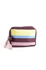 Necessaire rectangular con diseño de rayas horizontales en tonos bordó, amarillo, celeste y rosado, con cierre superior y tiradores acolchados.